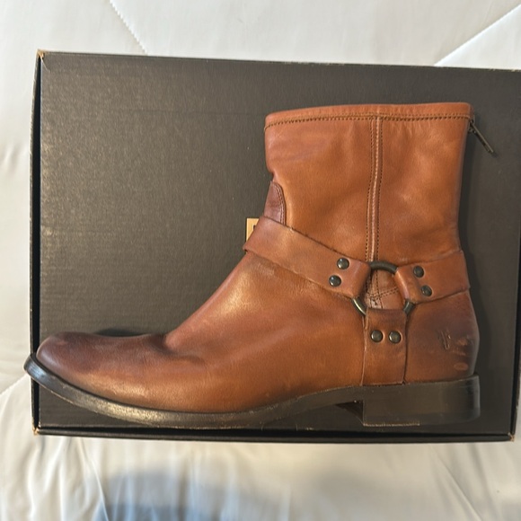 FRYE Phillip Harness Short Women’s Leather Boots Sz 10 EUC in cognac/brown - Picture 4 of 11